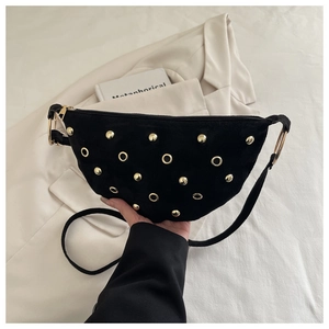 Vue détaillée du sac croissant en daim noir avec rivets dorés et décorations d'œillets