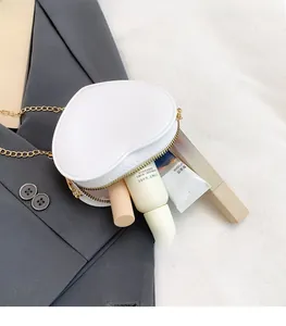 Detailansicht der weißen herzförmigen Mini-Tasche mit feinen Nähten und goldener Kette