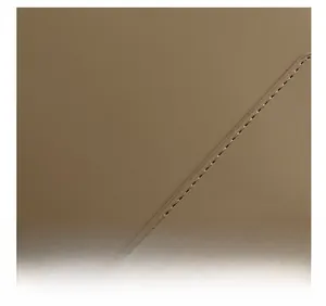 Gros plan détaillé de la texture du cuir marron avec des coutures diagonales de haute qualité