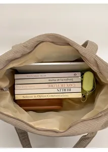 Makroansicht der großen Cord-Einkaufstasche mit viel Stauraum für Laptop und Bücher