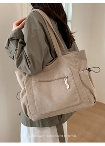 Detail der minimalistischen Cord-Tasche mit seitlicher Kordelzugtasche und Streifentextur