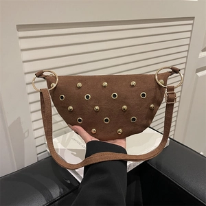 Sac bandoulière hobo en daim marron avec clous dorés et détails anneaux métal