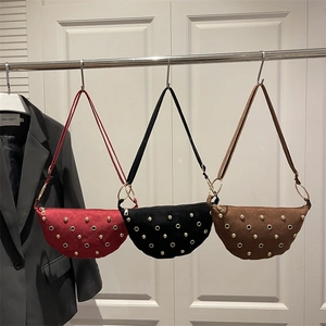 Sac hobo en daim avec rivets dorés en couleurs bordeaux noir et caramel