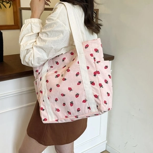 Borsa tote in velluto a coste rosa con motivi di fragole e spalline larghe in tela