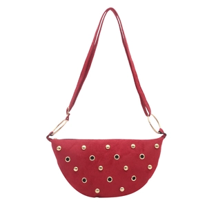 Sac bandoulière demi-lune rouge style punk en daim avec rivets dorés et anneaux