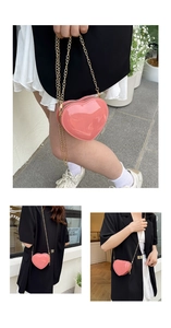 Nahaufnahme der rosa herzförmigen Jelly-Tasche mit Glanzeffekt und eleganter Goldkette