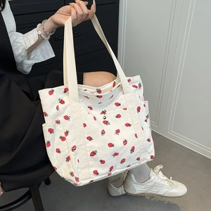 Borsa tote in velluto a coste con stampa di fragole e tasche per il pendolarismo quotidiano