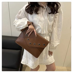 Pochette enveloppe en similicuir marron avec œillets argentés et dragonne pratique en cuir
