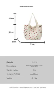 Dettaglio della borsa tote in velluto a coste beige con stampa fragole e dimensioni