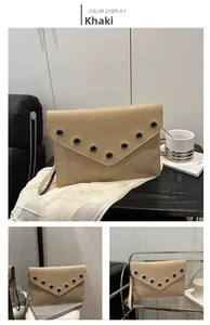 Vue détaillée du sac enveloppe kaki avec œillets métalliques et dragonne assortie