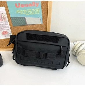 Détail du système MOLLE tactique et de la zone velcro sur le sac de poitrine en nylon noir