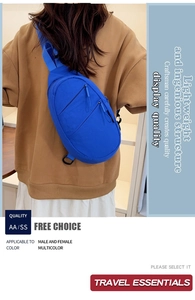 Détail du sac de poitrine en nylon bleu imperméable avec doubles fermetures éclair en biais