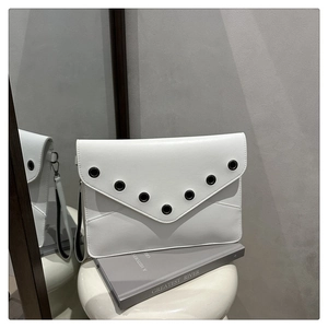 Détail de la pochette enveloppe blanche avec œillets métalliques noirs et dragonne