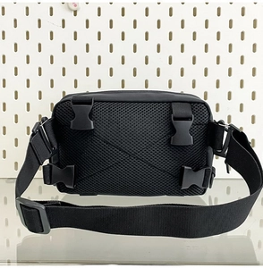 Détails du rembourrage en mesh respirant et des sangles réglables du sac tactique noir