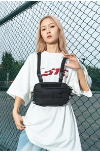 Détail du sac de poitrine tactique noir avec harnais réglable porté par un mannequin sport