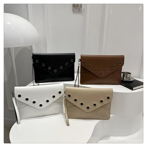 Pochettes enveloppe minimalistes avec œillets rivetés et dragonnes en quatre couleurs
