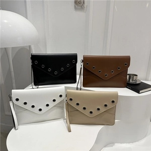Pochette Enveloppe Minimaliste en Cuir Synthétique Oeillets Métalliques Bracelet Amovible Sac à Bandoulière Femme