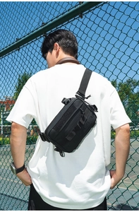 Vue extérieure du sac tactique noir montrant le système MOLLE et le détail de la sangle