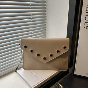 Pochette enveloppe beige avec œillets métalliques en V et dragonne assortie incluse