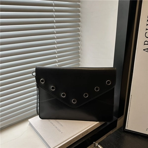 Pochette enveloppe minimaliste en cuir noir avec œillets métalliques et dragonne