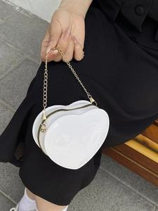 Weiße Mini-Herz-Kettentasche für Damen mit glänzendem Finish und goldener Kette für 2025