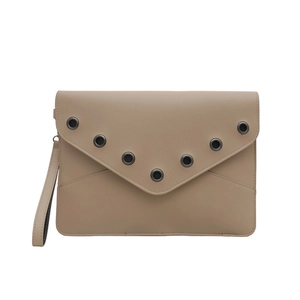 Pochette enveloppe beige minimaliste avec rivets et dragonne de poignet assortie