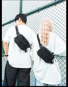 Vue arrière d'un sac de poitrine tactique en nylon avec sangle réglable sur un mannequin
