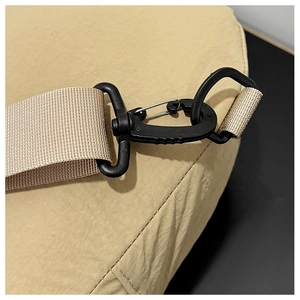 Détail du crochet pivotant et sangle en nylon du sac bandoulière kaki pour le quotidien