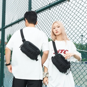 Sac de poitrine tactique noir en nylon avec système MOLLE pour activités de plein air