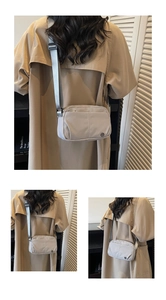 Détails du sac bandoulière en nylon kaki avec plusieurs poches zippées et sangle réglable