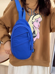 Sac bandoulière polyvalent en nylon bleu pour trajets quotidiens avec grande capacité