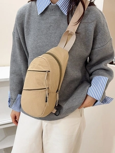 Sac de poitrine minimaliste en nylon beige imperméable avec bandoulière réglable