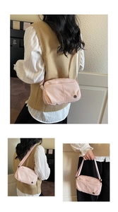 Détail du sac bandoulière en toile rose clair avec poche zippée et sangle réglable