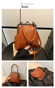 Détail du sac à main en cuir marron avec fermoir métallique et double couture blanche