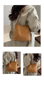 Vue détaillée du sac à bandoulière en daim marron avec imprimé mode et classique épuré