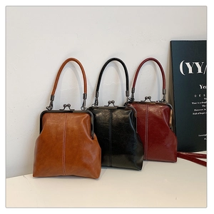 Vue détaillée de sacs rétro en marron, noir et bordeaux avec fermoirs métalliques chic