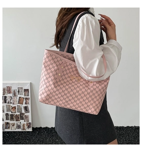 Sac fourre-tout rose avec motif jacquard M et un nœud doré sur le devant
