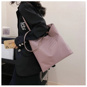 Detail of Morandi pink pleated tote bag with golden magnetic clasp and fine texture