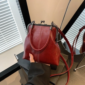 Sac rétro bordeaux avec fermoir kiss-lock en métal et surpiqûres blanches décoratives