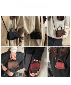Dettaglio di mini borse con goffratura leopardata in nero, marrone e bordeaux