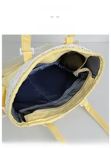 Innenansicht der gelben Nylontasche mit Spitzenbesatz und sicherem Reißverschluss