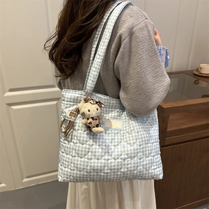 Sac fourre-tout à carreaux bleu clair avec surpiqûres en cœur et charm peluche