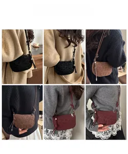 Détails des sacs bandoulière en forme de lune avec texture léopard en noir, marron et rouge