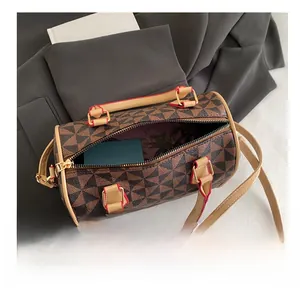 Vue détaillée de l'intérieur spacieux de ce sac seau à motif géométrique élégant
