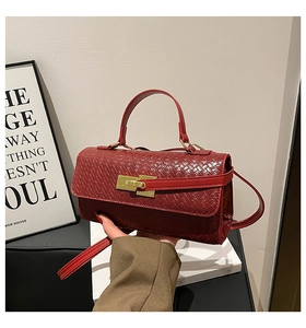 Sac à main rouge tressé avec fermoir doré rotatif et bandoulière réglable pour femme