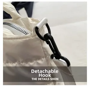 Détail du crochet rotatif noir mat et de l'anneau en D sur un sac matelassé blanc chic