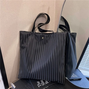 Minimalist black pleated tote bag with large capacity and golden magnetic closure