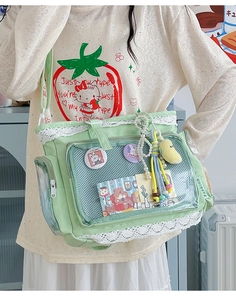 Detail der mintgrünen Ita Bag mit Spitzenbesatz, Klarsichtfenster und süßem Zubehör