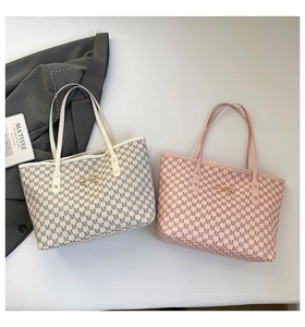 Détails de grands sacs cabas avec motif M et nœuds dorés disponibles en deux coloris