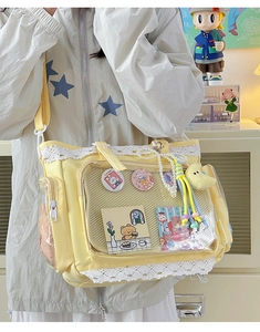Nahaufnahme der gelben Canvas-Ita-Bag mit Spitzenrand und transparentem Sichtfenster